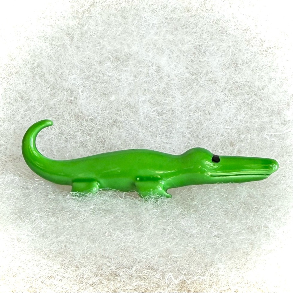 Adorable vintage alligator or crocodile brooch